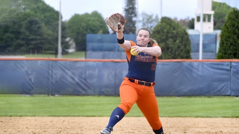 Photo of Kelly Toomey '23 pitching