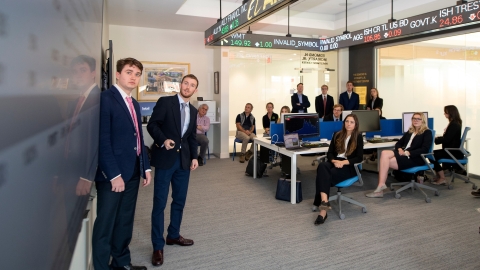 Management students in the SMIF lab