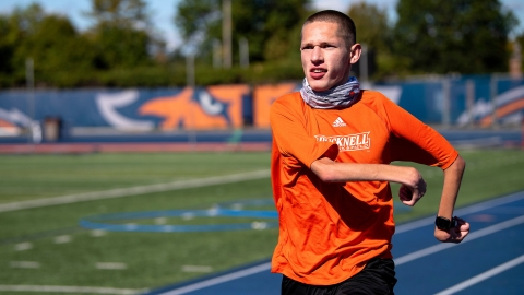 Rayven Sample '24 runs on Bucknell's track