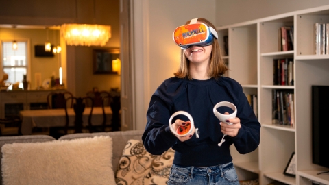 Prospective student viewing the Bucknell Virtual Experience on an Oculus