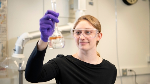 Caroline Fakharzadeh ’20 in lab