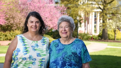 Portrait of Zareen Taj Mirza '79 and her mother, Josephine "Dodie" Detmer '52