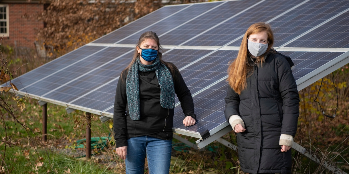 Shaunna Barnhart and Maggie Barton &#039;21 stand by solar panels