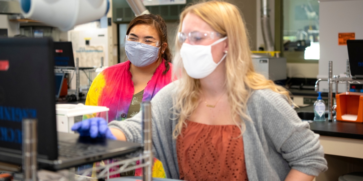 Students in an environmental engineering & science lab