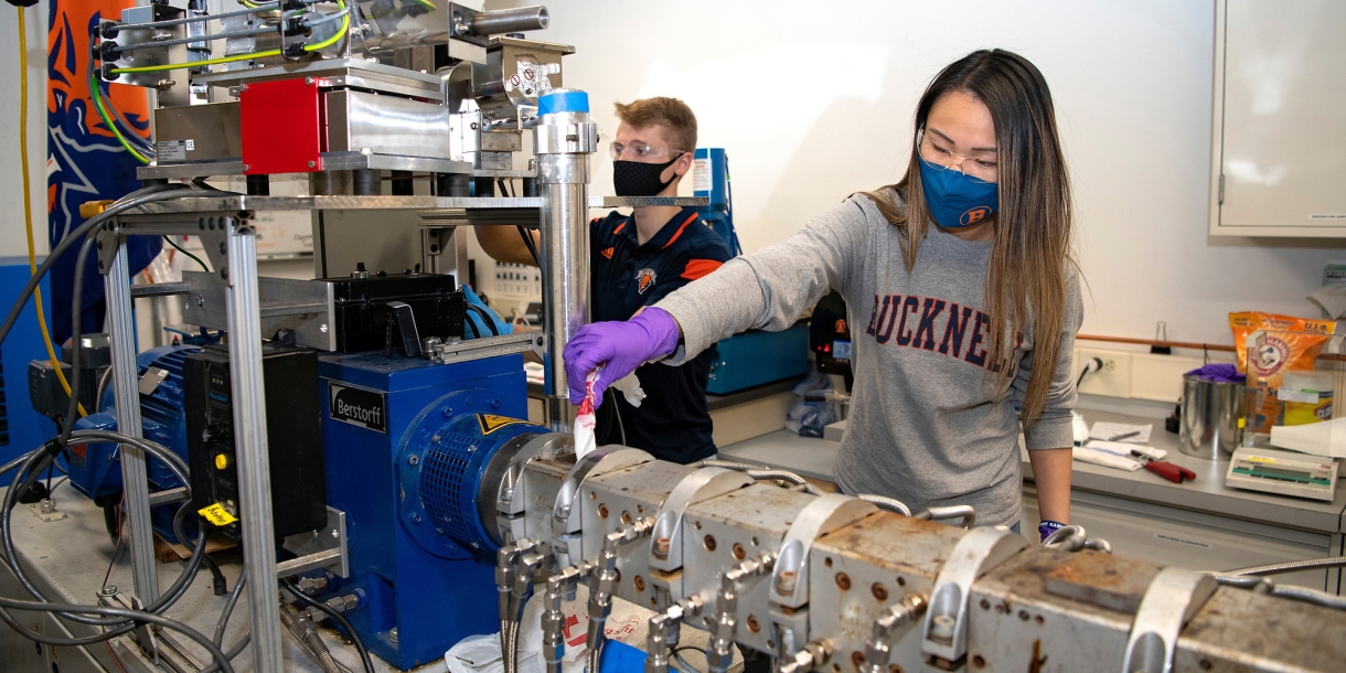 Engineering students use solid-state/melt extrusion machine