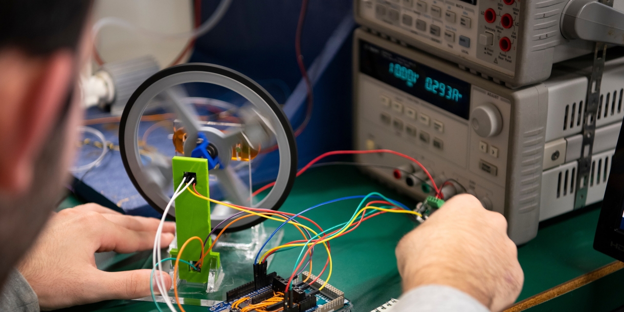  Students working in mechanical engineering lab