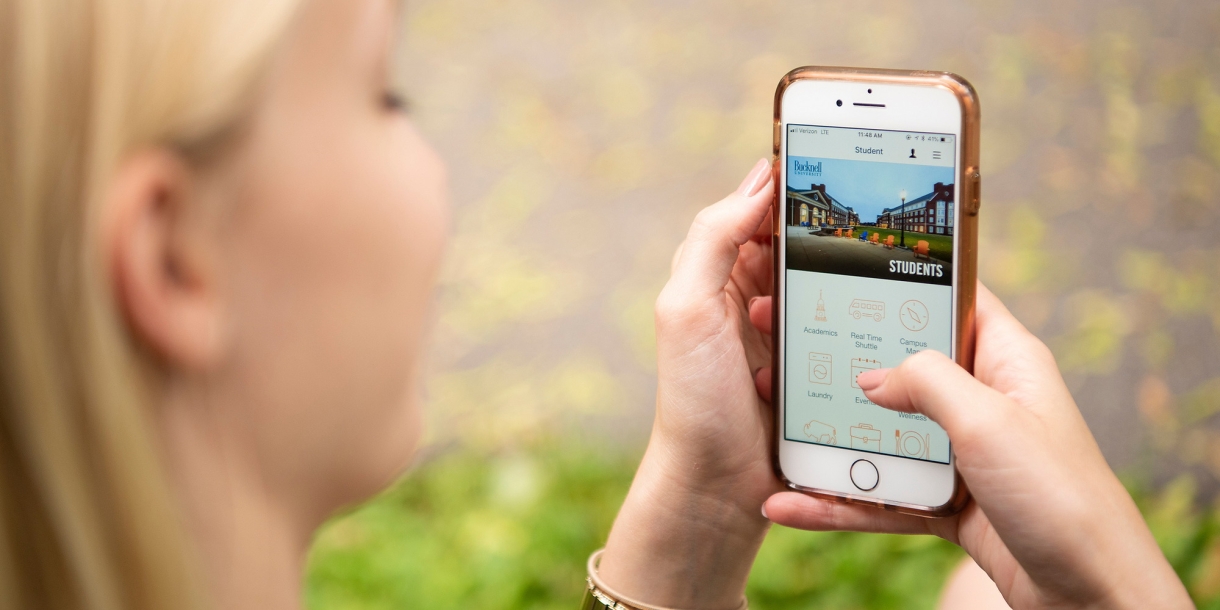 Student using Bucknell app