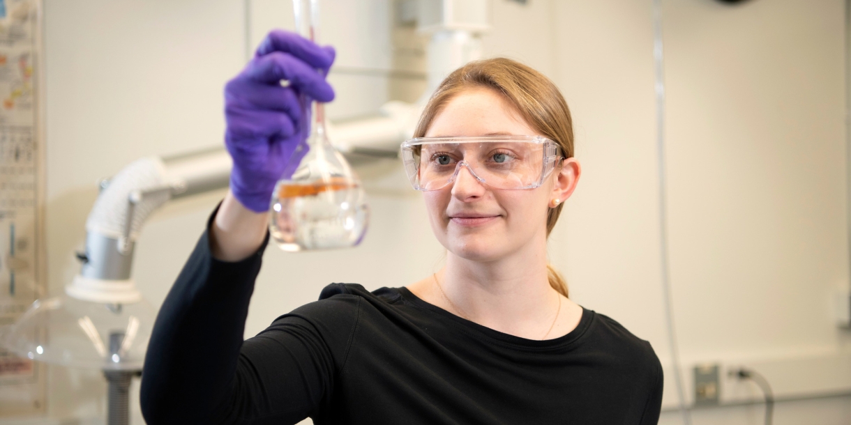 Caroline Fakharzadeh ’20 in lab