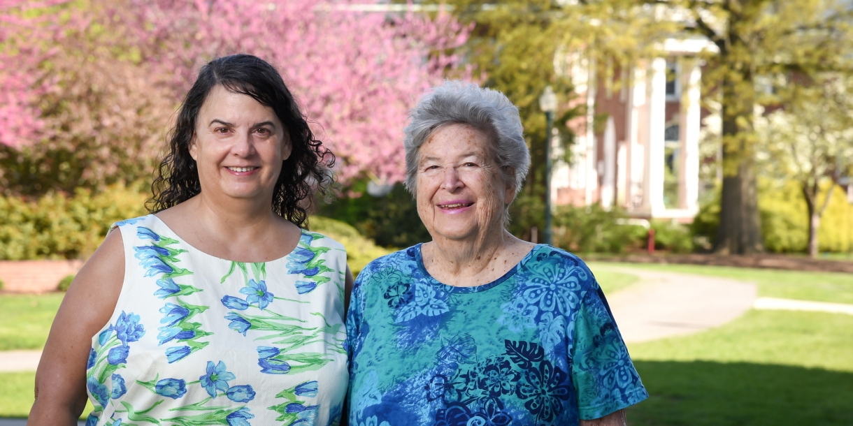Portrait of Zareen Taj Mirza '79 and her mother, Josephine "Dodie" Detmer '52