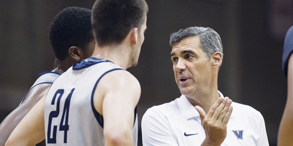 Jay Wright teaching players