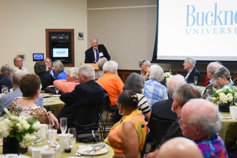 Ernie Ernest &#039;70, P&#039;99 presenting to his class during their class dinner.