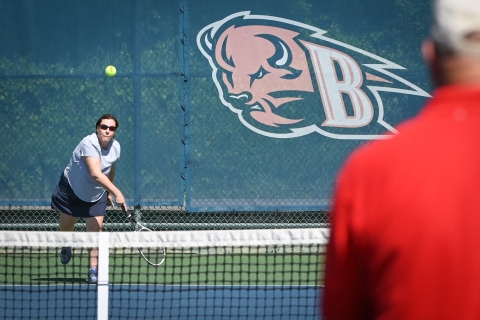 Alumni play tennis.