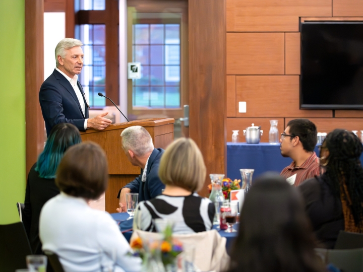 Bob Gamgort addresses students at a dinner.