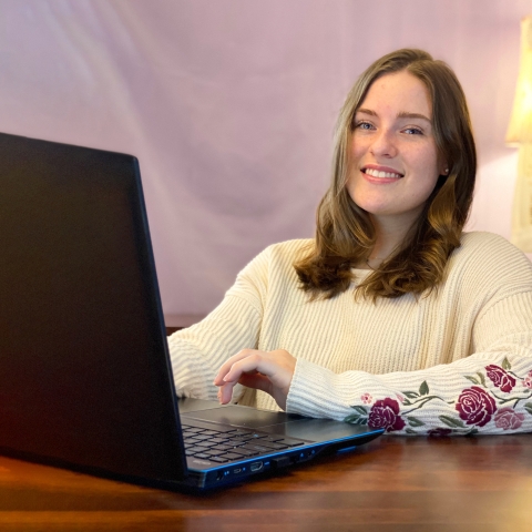 Rachel Michael ’20 with a laptop