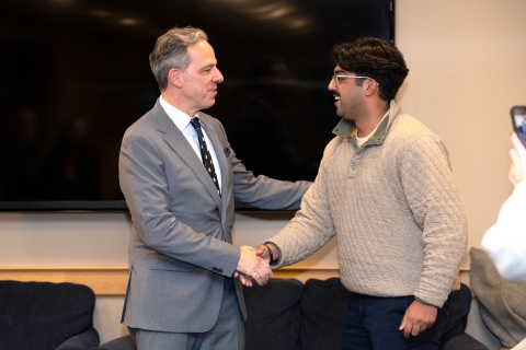 Jake Tapper shakes hands with a male Bucknell student.